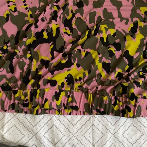 Camo top peekaboo back & matching rose pink jeans. Final price listed - Picture 6 of 7